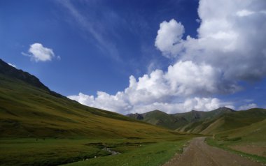 Dağlarda yol