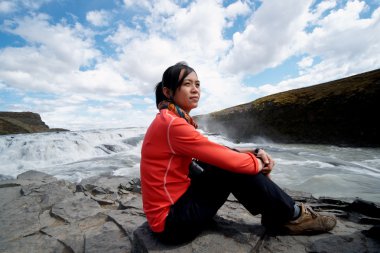 Asyalı kız gullfoss şelale