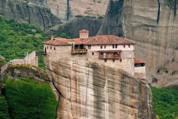 Русану, Мони
