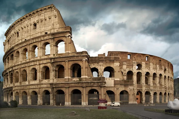 Het Colosseum op een stormachtige dag — Stockfoto