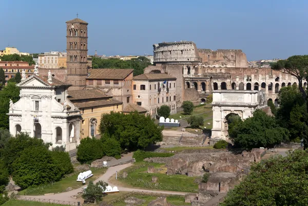 Vista através do Fórum Romanum para o Coliseu — Fotografia de Stock
