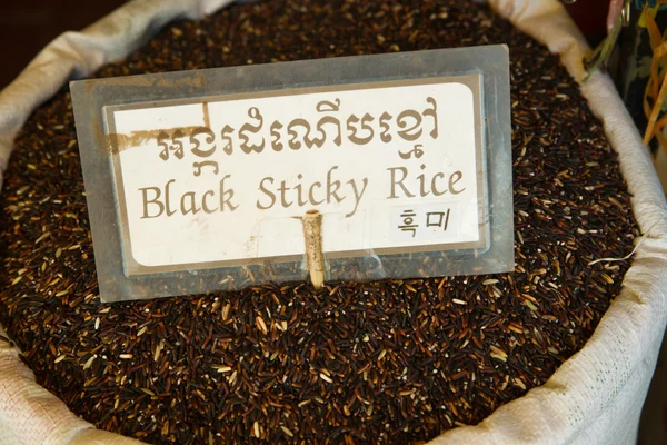 Чорний липкий рис для продажу — стокове фото