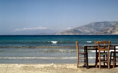 Strand mit tisch und stuhl griechenland