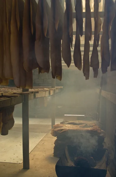 ยางธรรมชาติแห้งร้อนในโรงรมควัน — ภาพถ่ายสต็อก