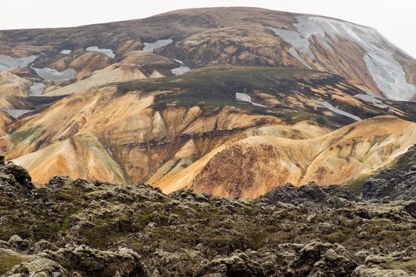 Färgglada bergen i landmannalaugar — Stockfoto