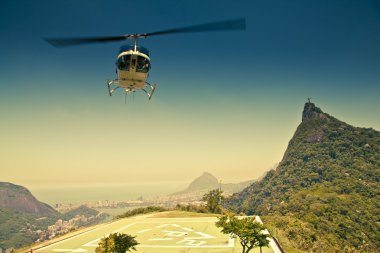 corcovado rio de janeiro Brezilya önünde havada helikopter