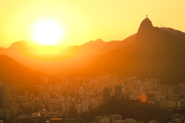 İsa ve corcovado sugar loaf Dağı üzerinden günbatımı kez bakıldı