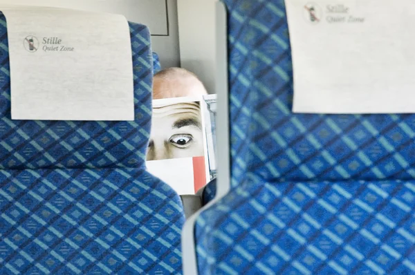 Papier gezicht man leest papier op trein — Stockfoto