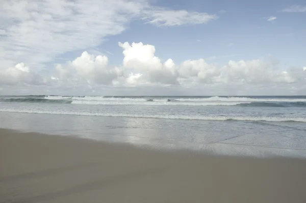 Bulutlu gün sahilde — Stok fotoğraf
