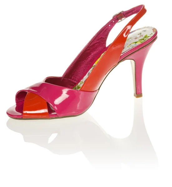 Sapato de salto alto feminino vermelho no fundo branco — Fotografia de Stock