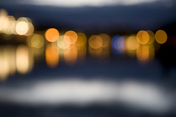Абстрактные городские огни ночью вне фокуса — стоковое фото