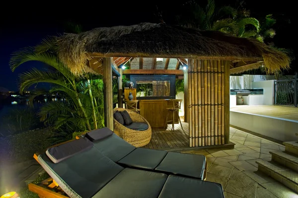 Estilo resort vivendo com cabana Bali com bar e espreguiçadeiras — Fotografia de Stock