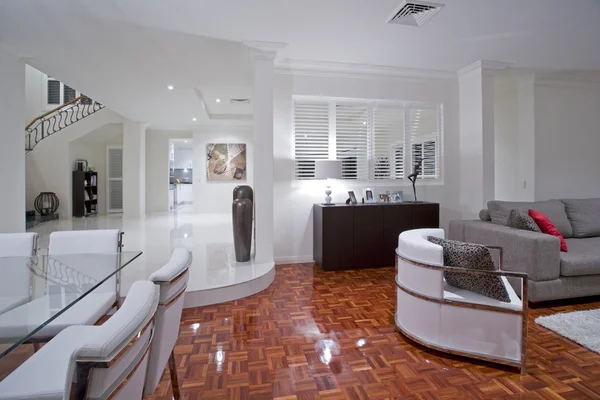 Luxe woonkamer met houten vloeren — Stockfoto