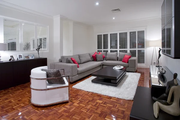 Luxusní obývací pokoj s dřevěnou podlahou — Stock fotografie