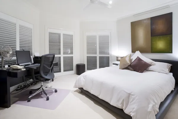 Office en reserveonderdelen slaapkamer in luxe herenhuis — Stockfoto