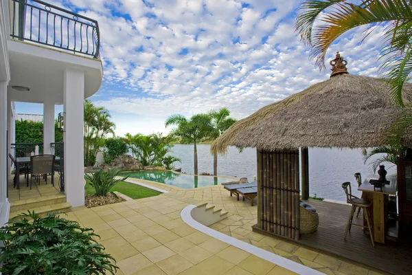 Роскошный особняк на открытой палубе с домиком на Бали, баром и бассейном — стоковое фото