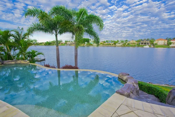 Infinity Pool with Views over canal — Stock Photo, Image
