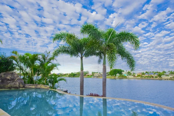 Infinity zwembad met uitzicht op kanaal — Stockfoto