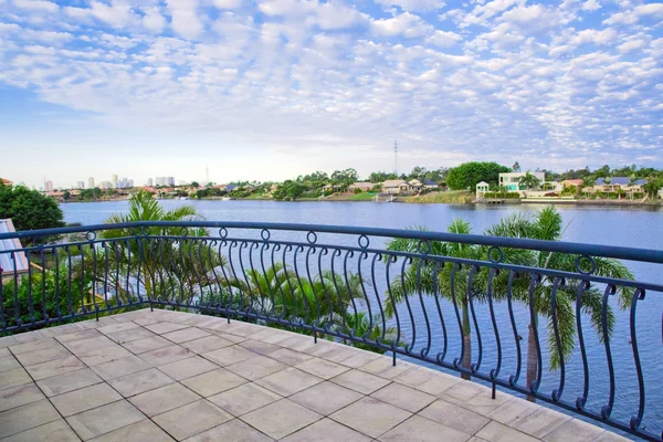 Balkon uitzicht vanaf de waterkant herenhuis met uitzicht op de gracht — Stockfoto