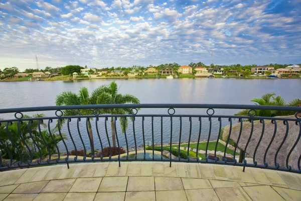 Balkonblick von der Villa am Wasser mit Blick auf den Kanal — Stockfoto