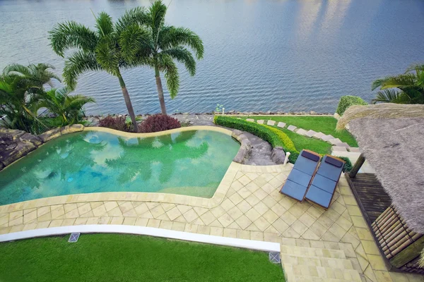 Waterfront Mansion com piscina e cabana Bali com vista para o canal — Fotografia de Stock