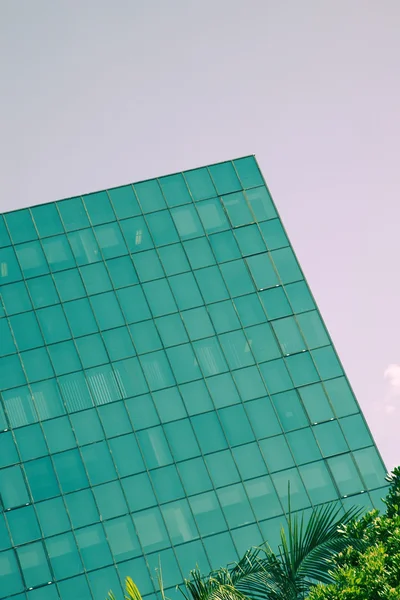 Företags byggnad med office windows — Stockfoto
