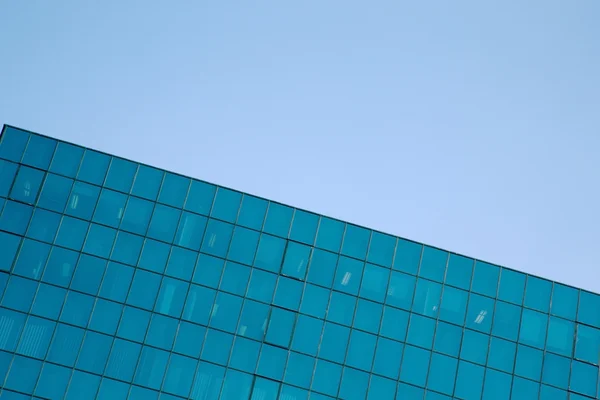 Firmengebäude mit Bürofenstern — Stockfoto