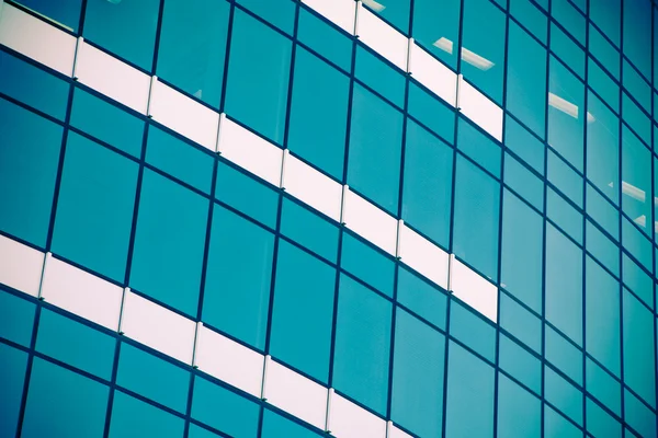 Корпоративное здание с офисными окнами — стоковое фото