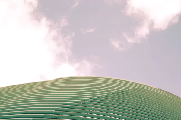 Top van corporate gebouw met lucht en de wolken — Stockfoto