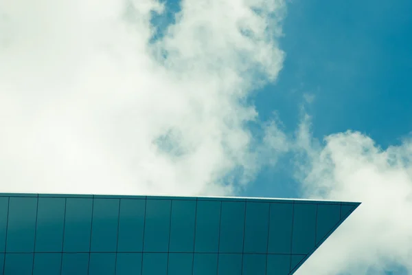 Κορυφή της σύγχρονης εταιρικής γυάλινο κτίριο με ουρανό και τα σύννεφα — Φωτογραφία Αρχείου
