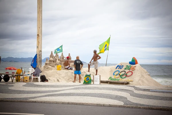 Copacabana rio de janeiro Brezilya üzerinde kum heykeller — Stok fotoğraf
