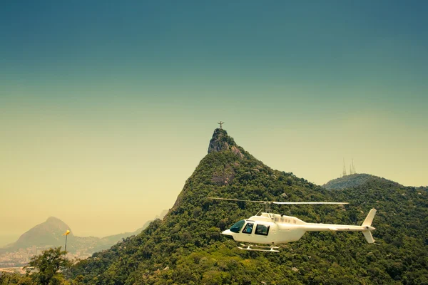 Corcovado 리오 데 자네이 브라질 앞 공중에서 헬리콥터 — 스톡 사진