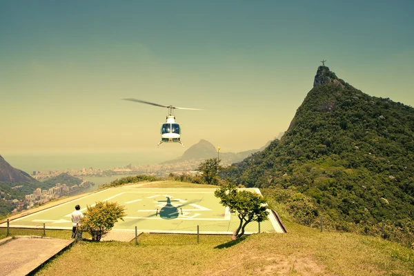 ブラジル リオデジャネイロのコルコバードの前の空気でヘリコプターします。 — ストック写真