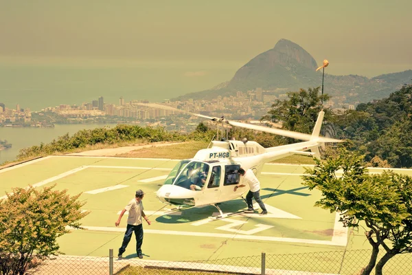 Helicóptero no heliporto do Corcovado Rio de Janeiro Brasil — Fotografia de Stock
