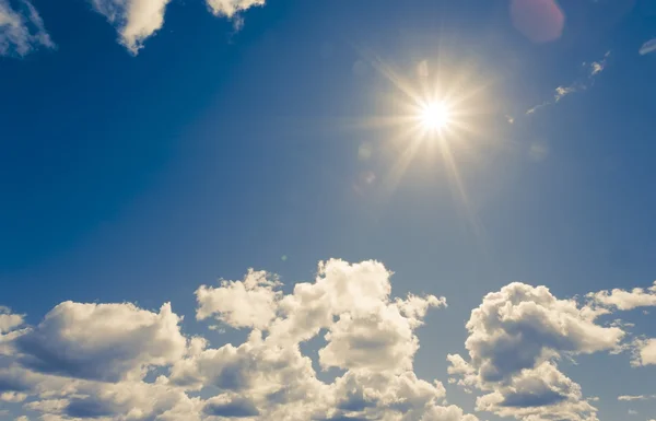 Soare strălucitor pe cerul albastru cu nori — Fotografie, imagine de stoc