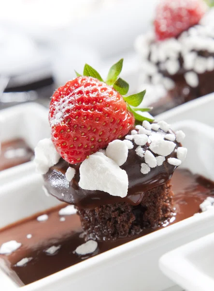 Chocolade mudcake met aardbei — Stockfoto