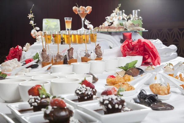Aziatische fusion voorgerechten en desserts op tafel — Stockfoto