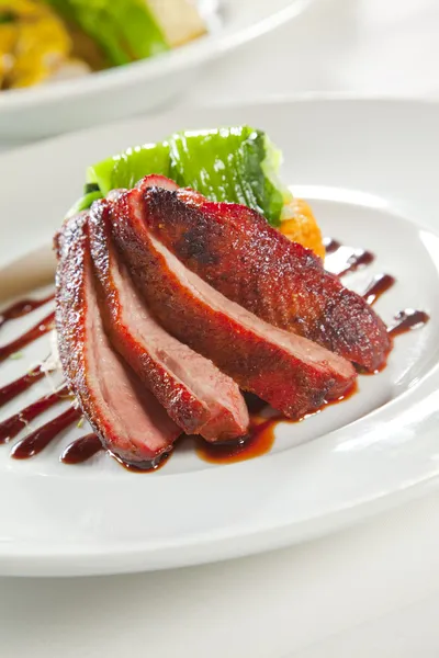 オーブン鮮明な鴨胸肉の北京ダック風ソースでマリネしました。 — ストック写真