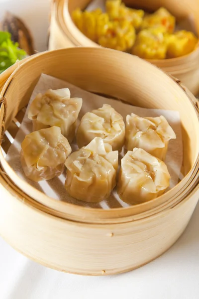 Dumplings in bamboe steamer — Stockfoto