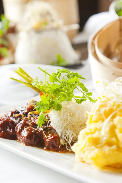 Prato asiático com carne bovina, macarrão e legumes — Fotografia de Stock