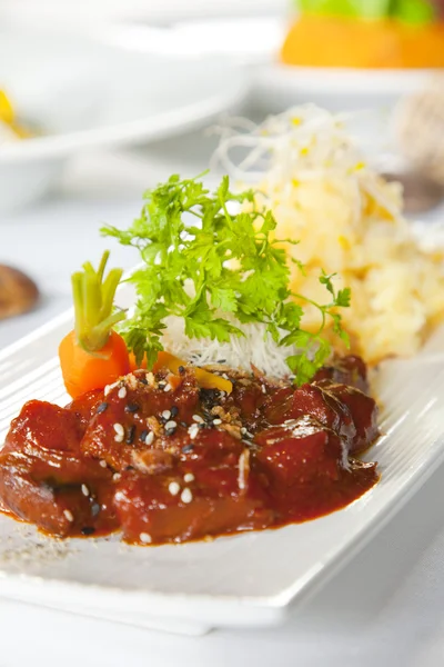 Plat asiatique avec bœuf, nouilles et légumes — Photo