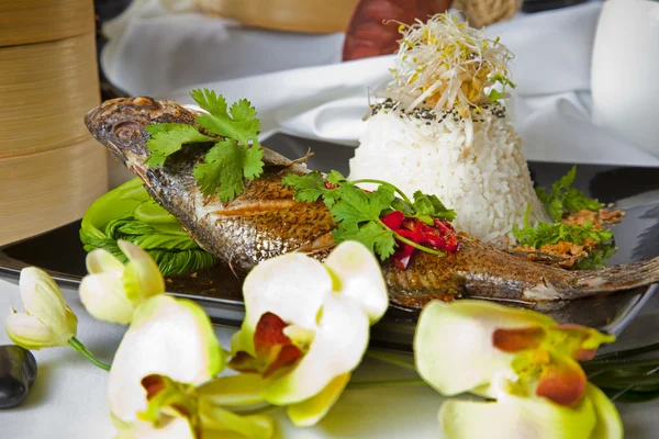 Australische barramundi, geserveerd met geurige jasmijn rijst en wil — Stockfoto