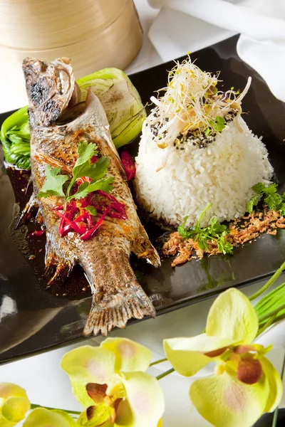 Australian Barramundi, served with fragrant Jasmine rice and wil — Stock Photo, Image