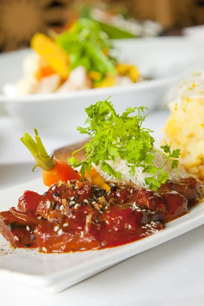 Asiatisk maträtt med nötkött, nudlar och grönsaker — Stockfoto