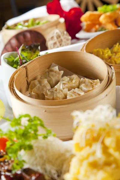 Dumplings in bamboo steamer — Stock Photo, Image