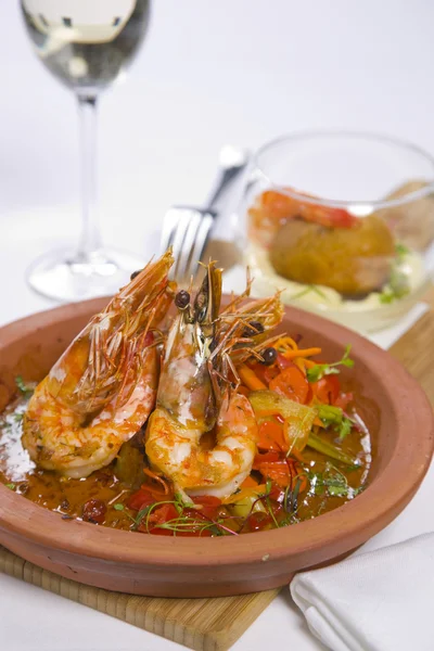 Sizzling prawns with condiments and wine — Stock Photo, Image