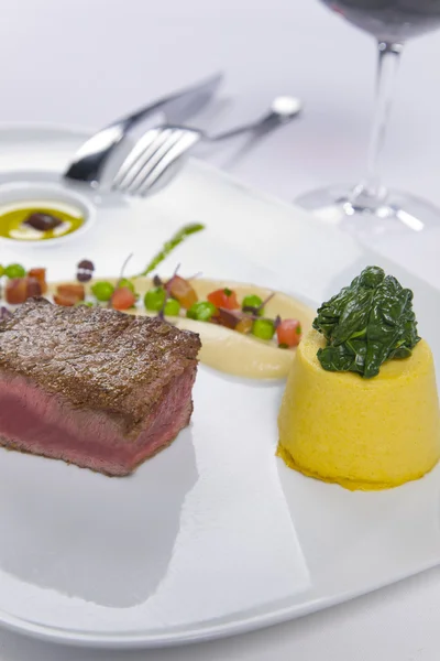 Šťavnatý steak podávaný s kořením — Stock fotografie