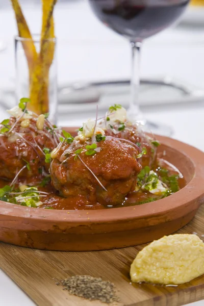 Vlees ballen geserveerd met saus op hete keramische plaat met kruiderij — Stockfoto