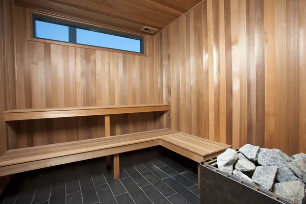 Innenraum einer hölzernen Sauna — Stockfoto