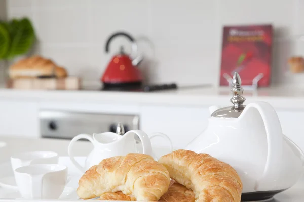 Colazione in cucina moderna con croissant e caffè — Foto Stock